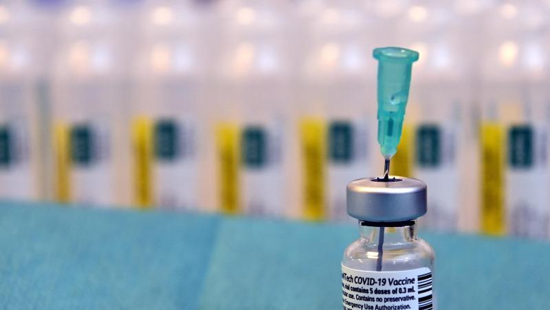 Ein Fläschchen mit dem Impfstoff von Biontech/Pfizer steht in einem Seniorenheim.