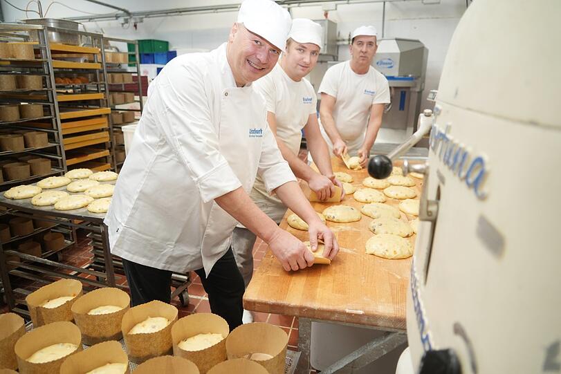 Matthias Elkmann (links) hat das Rezept für den Panettone entwickelt. Gar nicht so einfach, die wabbeligen Fladen in die Form zu bekommen.