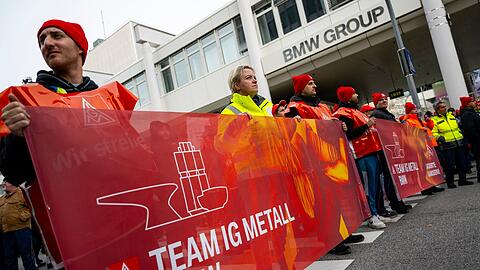 Metaller demonstrieren bei BMW für kräftige Lohnerhöhungen