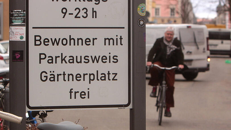 Wer in München einen Anwohner-Parkausweis hat, darf sein Auto nur in einem bestimmten Bereich abstellen. Die SPD will Ausnahmen zulassen. Wer in München einen Anwohner-Parkausweis hat, darf sein Auto nur in einem bestimmten Bereich abstellen. Die SPD will Ausnahmen zulassen.