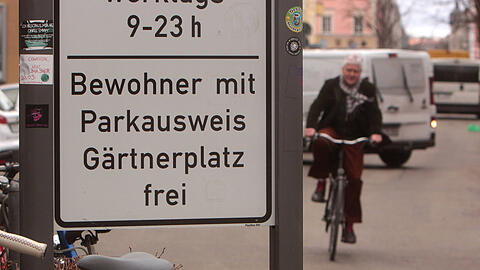 Wer in M&uuml;nchen einen Anwohner-Parkausweis hat, darf sein Auto nur in einem bestimmten Bereich abstellen. Die SPD will Ausnahmen zulassen.