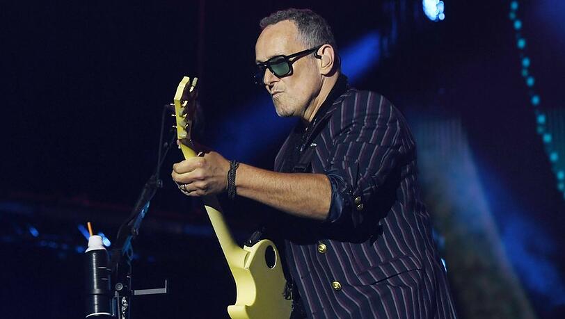 Vivian Campbell von Def Leppard w&auml;hrend eines Auftritts im September 2025.
