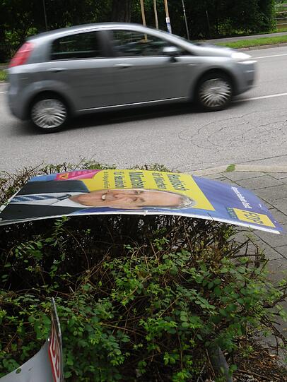 Das FDP-Plakat hat jemand heruntergerissen.