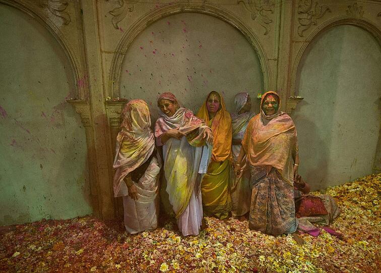 Indische Witwen bereiten in Vridavan Blüten und Farben vor.