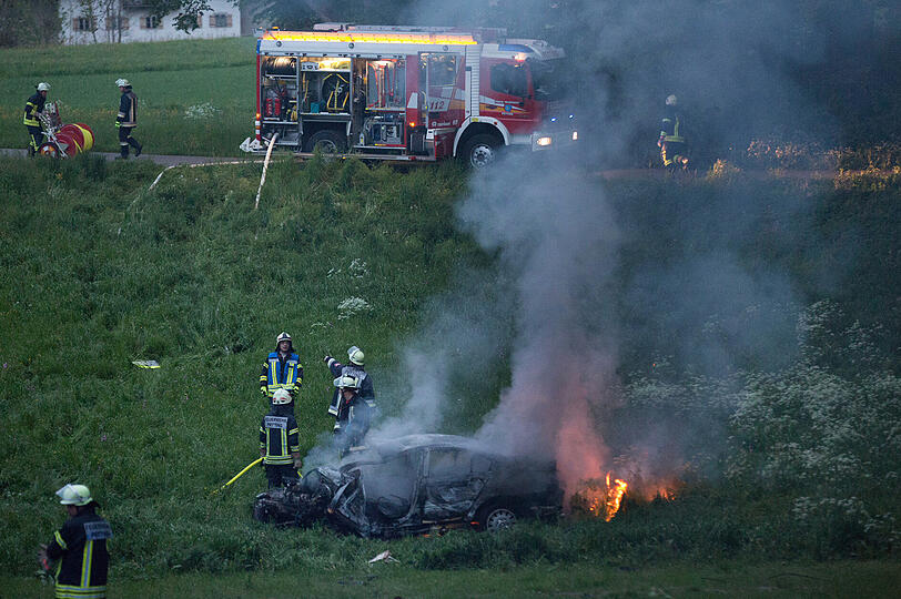 Gegen Baum geprallt: Bei einem Unfall bei Hainz am See ist ein 21-Jähriger schwer verletzt worden. Er hatte den BMW vorher aus einer Garage geklaut.
