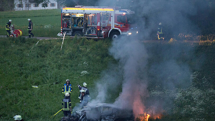 Gegen Baum geprallt: Bei einem Unfall bei Hainz am See ist ein 21-Jähriger schwer verletzt worden. Er hatte den BMW vorher aus einer Garage geklaut. Gegen Baum geprallt: Bei einem Unfall bei Hainz am See ist ein 21-Jähriger schwer verletzt worden. Er hatte den BMW vorher aus einer Garage geklaut.