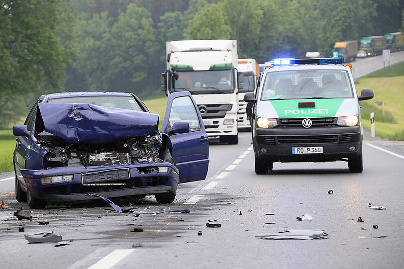 Auf der B12 Reichertsheimer Berg kam es am Donnerstagmittag zu einem Auffahrunfall mit drei Fahrzeugen.