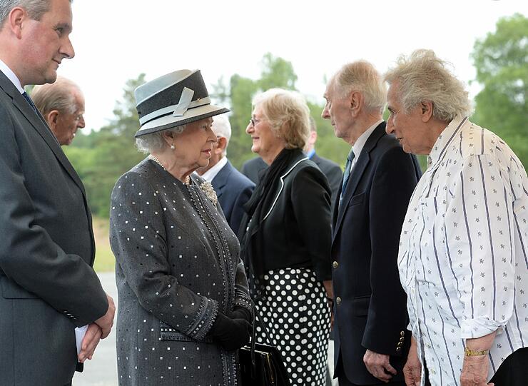 Elizabeth II. und Prinz Philip im Gespräch mit Zeitzeugen Doreen Levy (l-r), Capt. Eric Brown und Anita Lasker-Wallfisch.