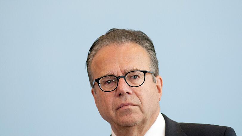 Der Chef des BAMF spricht über die Zahl der offenen Asylanträge. Der Chef des BAMF spricht über die Zahl der offenen Asylanträge.