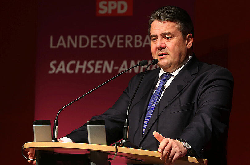 "Es ist weder klug nach anständig, der deutschen Kanzlerin mitten in den europäischen Verhandlungen in den Rücken zu fallen", sagte Gabriel mit Blick auf die rheinland-pfälzische Spitzenkandidatin Julia Klöckner.