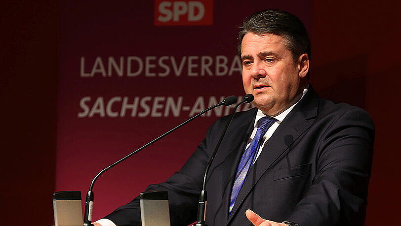 "Es ist weder klug nach anständig, der deutschen Kanzlerin mitten in den europäischen Verhandlungen in den Rücken zu fallen", sagte Gabriel mit Blick auf die rheinland-pfälzische Spitzenkandidatin Julia Klöckner. "Es ist weder klug nach anständig, der deutschen Kanzlerin mitten in den europäischen Verhandlungen in den Rücken zu fallen", sagte Gabriel mit Blick auf die rheinland-pfälzische Spitzenkandidatin Julia Klöckner.
