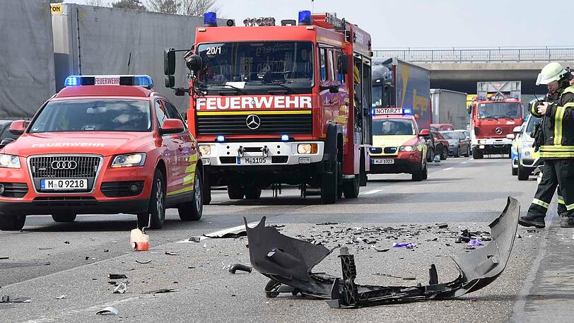 Nach dem Unfall musste die A99 für etwa eine Stunde gesperrt werden. Die drei Insassen des Ford kamen mit schweren Verletzungen ins Krankenhaus. Der Fahrer starb wenig später.