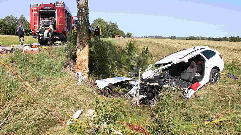 Der 36-jährige Skoda-Fahrer kam aus noch ungeklärter Ursache mit hoher Geschwindigkeit nach rechts von der Fahrbahn ab und kollidierte mit einem Baum.