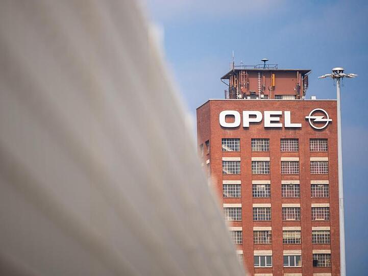Der historische Opelturm steht hinter einem Zaun auf dem Werksgelände von Opel.