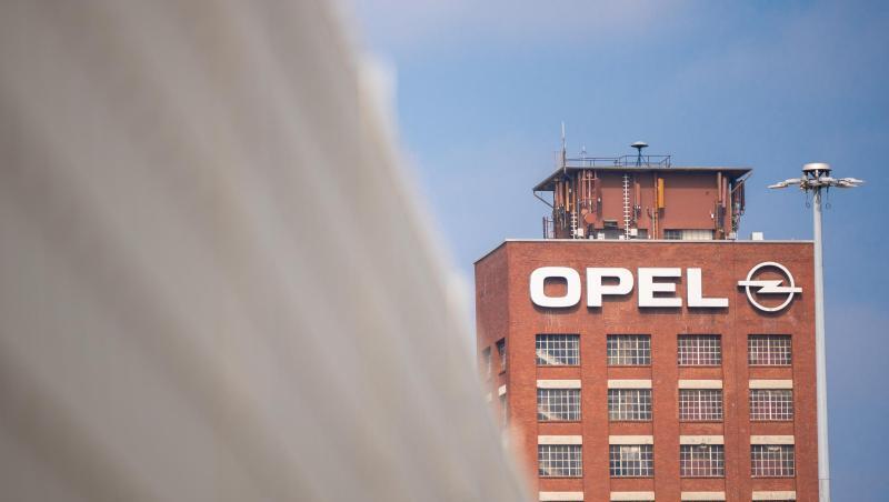 Der historische Opelturm steht hinter einem Zaun auf dem Werksgelände von Opel. Der historische Opelturm steht hinter einem Zaun auf dem Werksgelände von Opel.
