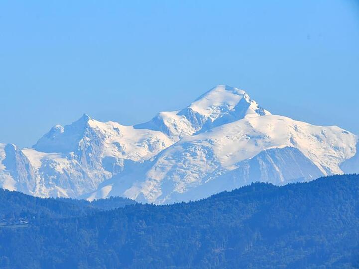 Auf der italienischen Seite des Mont Blanc drohen wegen Erwärmung Teile eines Gletschers einzustürzen.