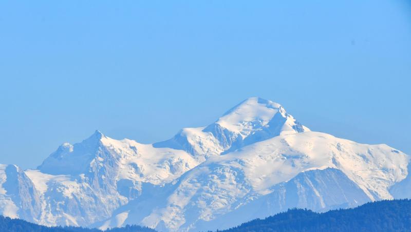 Auf der italienischen Seite des Mont Blanc drohen wegen Erwärmung Teile eines Gletschers einzustürzen. Auf der italienischen Seite des Mont Blanc drohen wegen Erwärmung Teile eines Gletschers einzustürzen.