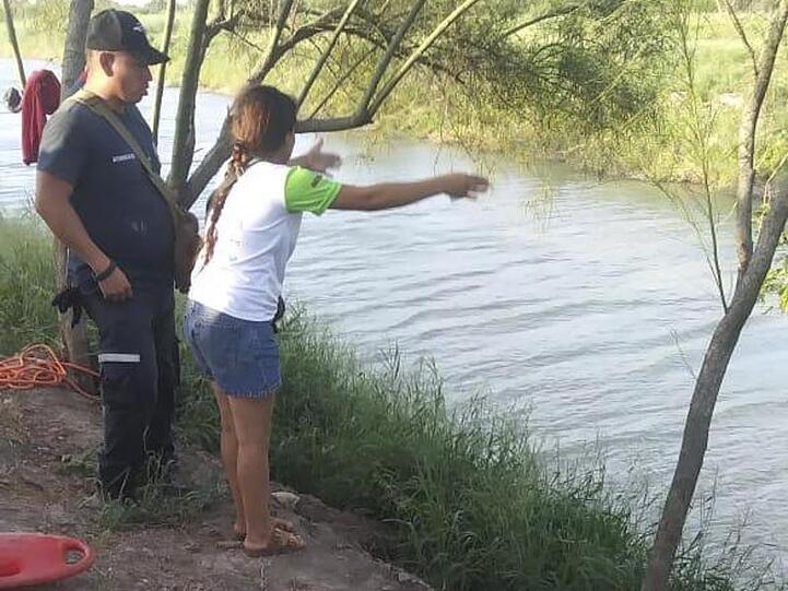 Die Ehefrau zeigt einem mexikanischen Beamten die Stelle, wo ihr Mann und ihre fast zweijährige Tochter beim Überqueren des Rio Grande verschwunden sind. Die Leichen der Ertrunkenen wurden rund 500 Meter entfernt entdeckt.