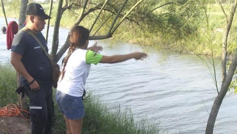 Die Ehefrau zeigt einem mexikanischen Beamten die Stelle, wo ihr Mann und ihre fast zweijährige Tochter beim Überqueren des Rio Grande verschwunden sind. Die Leichen der Ertrunkenen wurden rund 500 Meter entfernt entdeckt. Die Ehefrau zeigt einem mexikanischen Beamten die Stelle, wo ihr Mann und ihre fast zweijährige Tochter beim Überqueren des Rio Grande verschwunden sind. Die Leichen der Ertrunkenen wurden rund 500 Meter entfernt entdeckt.