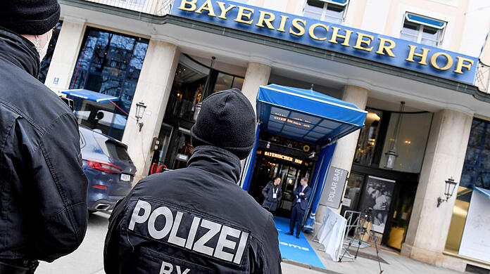 Polizisten vor dem Hotel "Bayerischer Hof" zur Sicherheitskonferenz.