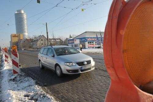 Allerhöchste Eisenbahn: Ab heute wird an der Ostendstraße endlich der marode Fahrbahnbelag (hier das rutschige Kopfsteinpflaster) ausgetauscht.
