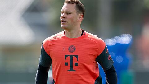 Manuel Neuer mit zwei Wasserflaschen beim Training. Viel trinken ist wichtig in der schwülen Hitze von Orlando.