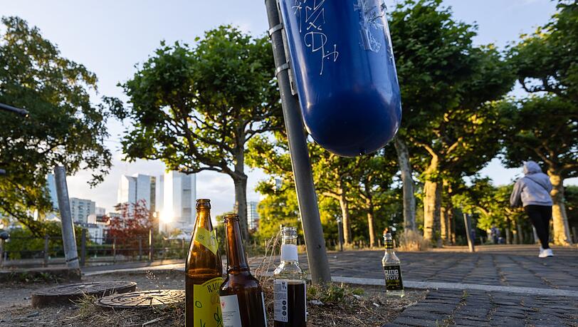 Leere Bier- und Limonadenflaschen gehören in Deutschland zunehmend zum Stadtbild. (Archivbild)