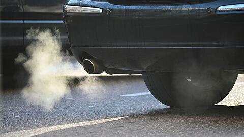 Die Deutsche Umwelthilfe wollte, dass BMW und Mercedes-Benz untersagt wird, in Zukunft Neuwagen mit klimasch&auml;dlichen Verbrennungsmotoren zu verkaufen. (Symbolbild)