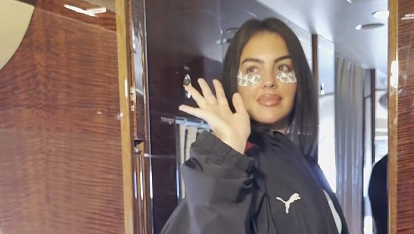 Adiós! Georgina Rodríguez trägt im Privatjet Trainingsanzug und Augen-Patches Adiós! Georgina Rodríguez trägt im Privatjet Trainingsanzug und Augen-Patches