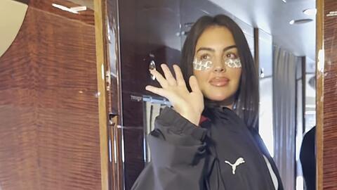 Adi&oacute;s! Georgina Rodr&iacute;guez tr&auml;gt im Privatjet Trainingsanzug und Augen-Patches