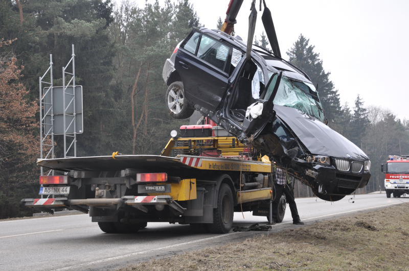 Aus bisher ungeklärten Umständen ist eine Fahrerin mit ihrem Auto von der Straße abgekommen. Der Wagen hat sich überschlagen und ist im Graben gelandet. Die Fahrerin wurde mit Verletzungen in eine nahegelegenes Krankenhaus gebracht.