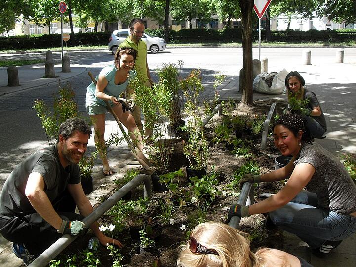 Grünpaten verschönerten 2011 ein Stück der Blutenburgstraße.