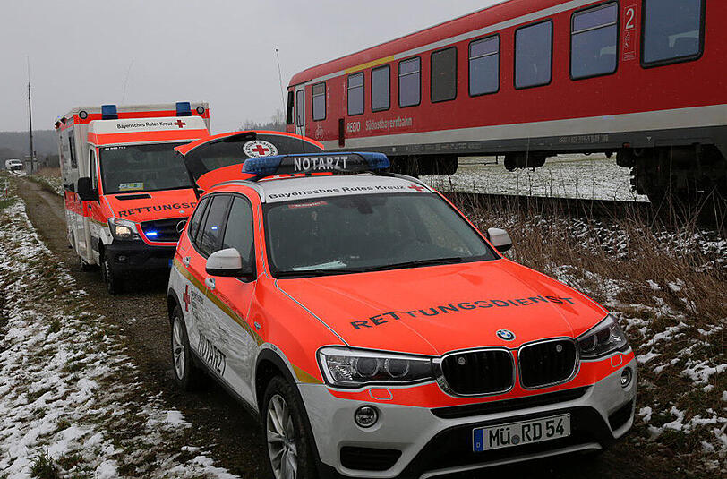 Bilder vom schweren Unfall bei Soyen: An einem unbeschrankten Bahnübergang kollidierte ein Auto mit einem Regionalzug.