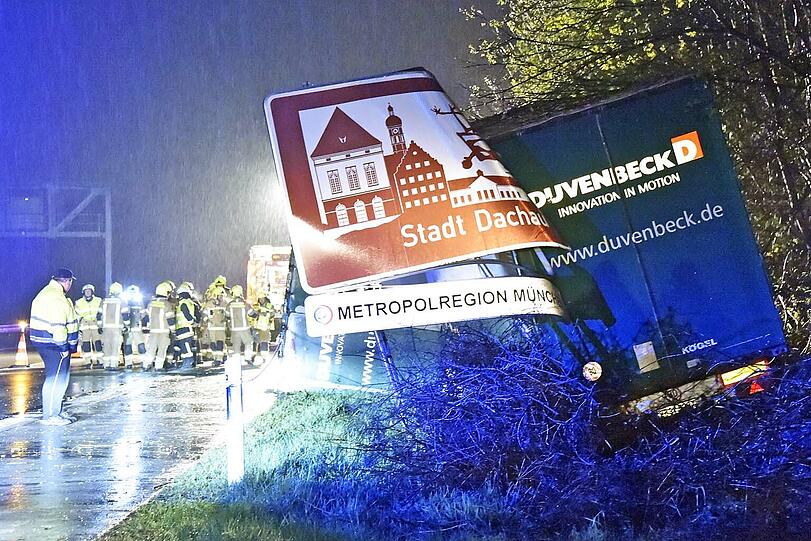 Bei einem UNfall auf der A92 rutschte in der Nacht ein LKW von der Straße.