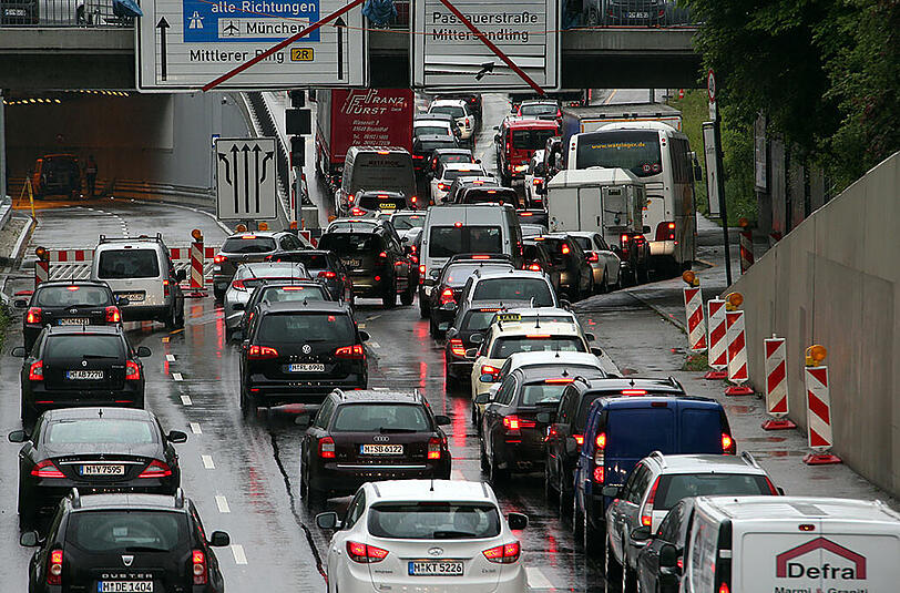 Stau auf dem mittleren Ring - für Münchner Autofahrer leider mittlerweile schon Alltag.