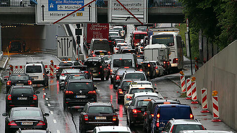 Stau auf dem mittleren Ring - für Münchner Autofahrer leider mittlerweile schon Alltag.