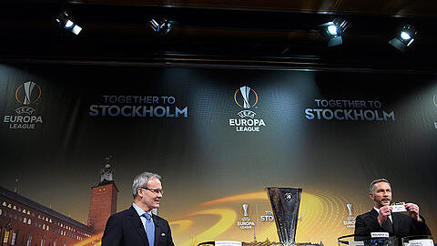 Der frühere Bayern-Verteidiger Patrik Andersson war die Losfee bei der Europa-League-Auslosung.