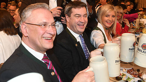 Anstoßen auf die Fastenpredigt: Der bayerische Innenminister Joachim Herrmann (CSU, l-r), Finanzminister Markus Söder (CSU) und Umweltministerin Ulrike Scharf.