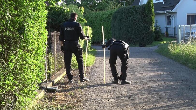 Regierungspräsident Walter Lübcke soll tot auf der Terrasse seines Hauses gefunden worden sein. Polizisten durchkämmten die Umgebung des Anwesens und dessen Garten in Wolfhagen.
