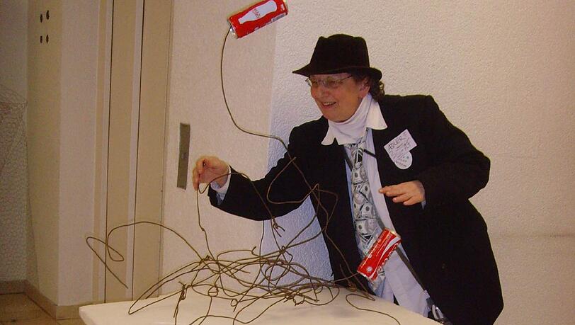 "TrashArt": Die Gesellschaftspyramide der Künstlerin Adler A.F. "TrashArt": Die Gesellschaftspyramide der Künstlerin Adler A.F.