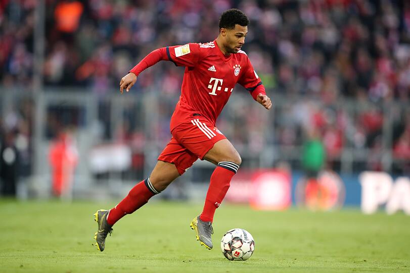 SERGE GNABRY, NOTE 2: Von Lösung 1 C auf der Position des Linksaußen zur aktuellen 1A-Variante. Verhedderte sich oft in den Dribblings gehen Wolfsburgs William, war aber genau am richtigen Fleck als er Müllers Pass zum 1:0 über die Linie drückte &ndash; das 900. Bayern-Tor in der Allianz Arena seit der Eröffnung 2005. Danach noch die perfekte Ablage vor dem 2:0.  
Durfte sich nach 54 Minuten erholen &ndash; ausgewechselt.