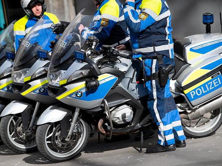 Polizisten stehen vor Beginn der Münchner Sicherheitskonferenz vor dem Tagungshotel "Bayerischer Hof".