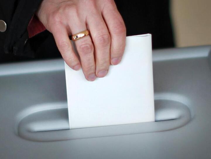 Eine Frau gibt an einer Wahlurne ihre Stimme ab. Foto: Fredrik von Erichsen/dpa/Symbolbild