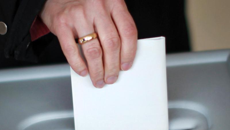 Eine Frau gibt an einer Wahlurne ihre Stimme ab. Foto: Fredrik von Erichsen/dpa/Symbolbild Eine Frau gibt an einer Wahlurne ihre Stimme ab. Foto: Fredrik von Erichsen/dpa/Symbolbild