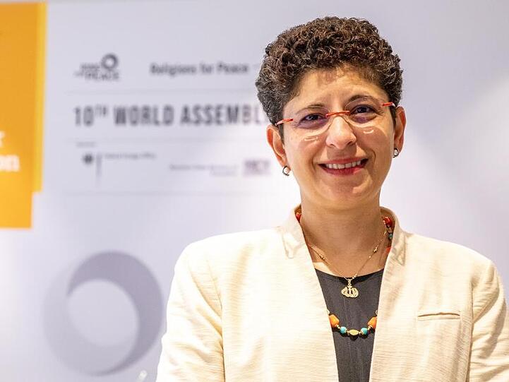 Azza Karam, neugewählte Generalsekretärin von Religions for Peace, lächelt. Foto: Christian Flemming/Ring for Peace