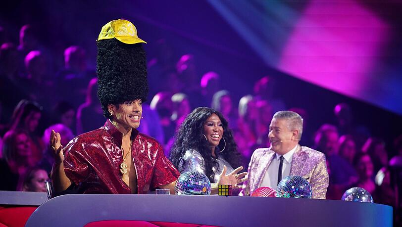 Ein echter Hingucker: Jorge González (l.) neben Motsi Mabuse und Joachim Llambi in der Jury.