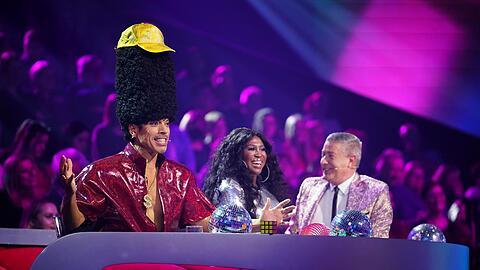 Ein echter Hingucker: Jorge González (l.) neben Motsi Mabuse und Joachim Llambi in der Jury.
