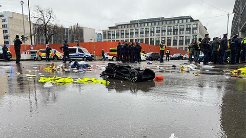 Kurz nach der Wahnsinnstat in München liegt ein demolierter Kinderwagen mitten in der Kreuzung Seidl-/Karlstraße. Auch ein einzelner Turnschuh, den offenbar ein Opfer verloren hat, ist liegen geblieben.