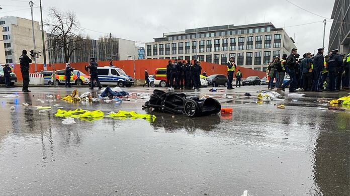 Kurz nach der Wahnsinnstat in München liegt ein demolierter Kinderwagen mitten in der Kreuzung Seidl-/Karlstraße. Auch ein einzelner Turnschuh, den offenbar ein Opfer verloren hat, ist liegen geblieben.
