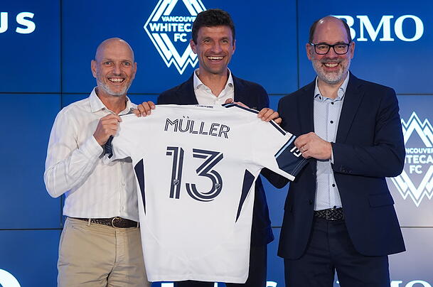 Im August unterschreibt Thomas Müller (36) bei den Vancouver Whitecaps. Der Stürmer hier mit Cheftrainer Jesper Sorensen (l.) und Whitecaps CEO und Sportdirektor Axel Schuster (r.) während einer Pressekonferenz in Vancouver. Im August unterschreibt Thomas Müller (36) bei den Vancouver Whitecaps. Der Stürmer hier mit Cheftrainer Jesper Sorensen (l.) und Whitecaps CEO und Sportdirektor Axel Schuster (r.) während einer Pressekonferenz in Vancouver.